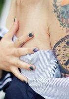Зазноба с розовыми локонами хвастается татуированным телом на газоне 10 фотография