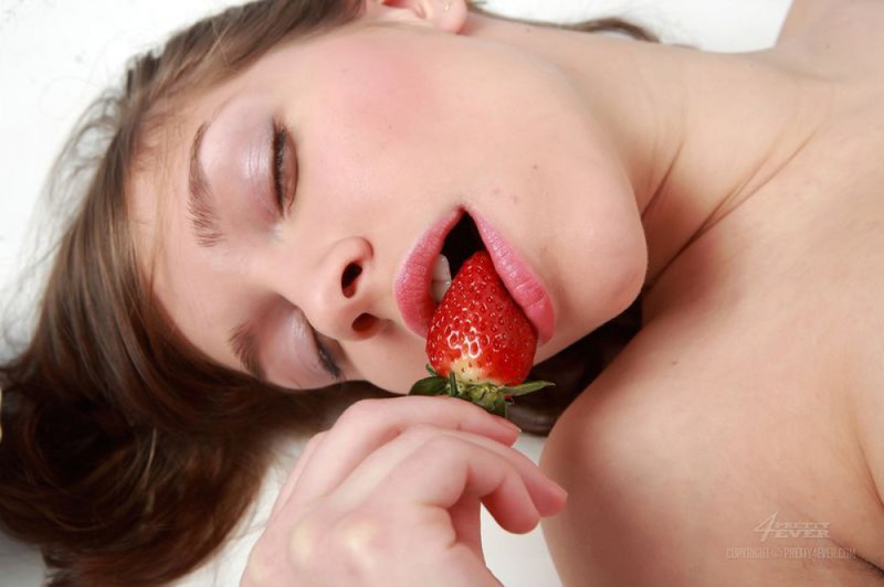 Обнаженная милашка смакует клубнику лежа на полу 12 фотография
