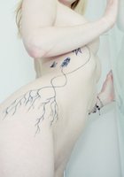 Татуированная блондиночка светит грудью в коридоре 13 фото