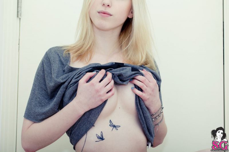 Татуированная блондиночка светит грудью в коридоре 8 фотография