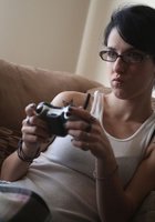 Неформалка с голыми титьками играет в видеоигры в гостиной 14 фото