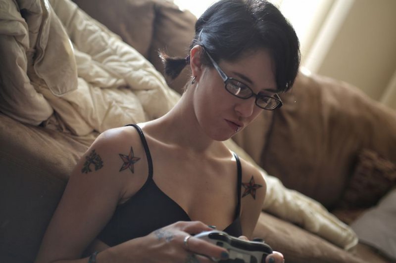 Неформалка с голыми титьками играет в видеоигры в гостиной 11 фотография