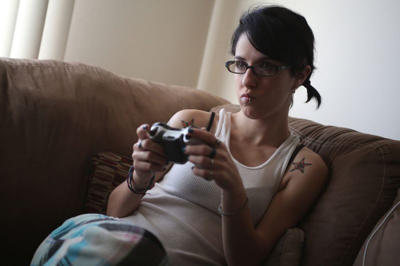 Неформалка с голыми титьками играет в видеоигры в гостиной 14 фотография