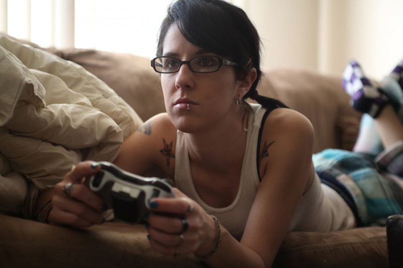 Неформалка с голыми титьками играет в видеоигры в гостиной 18 фотография