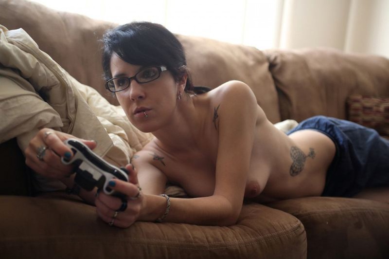 Неформалка с голыми титьками играет в видеоигры в гостиной 21 фотография