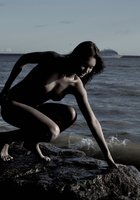 Голая Ассоль хвастается своим телом на камне 4 фотография