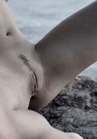 Голая Ассоль хвастается своим телом на камне 6 фотография