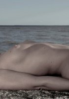 Голая Ассоль хвастается своим телом на камне 15 фотография