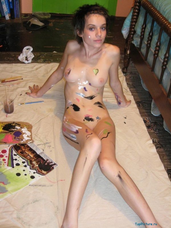 На полу художница разрисовывает красками голое тело 17 фотография