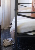 Нежная нимфа без ничего балуется на своей постели 7 фотография