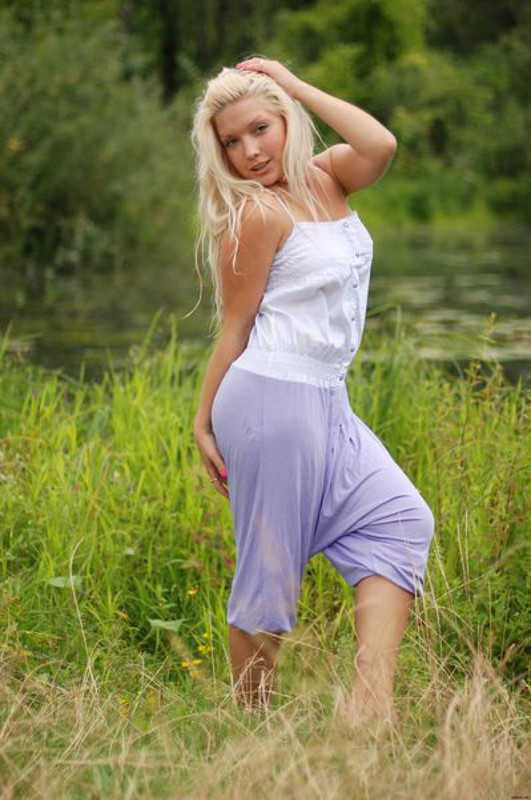 Сексуальная блондинка без одежды сидит на зеленой лужайке 12 фотография