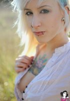 Татуированная блондинка оголила грудь в поле 3 фото