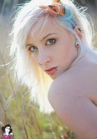 Татуированная блондинка оголила грудь в поле 7 фотография
