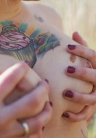 Татуированная блондинка оголила грудь в поле 18 фото
