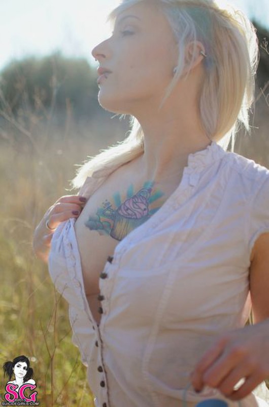 Татуированная блондинка оголила грудь в поле 2 фотография