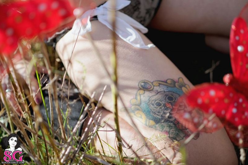 Татуированная блондинка оголила грудь в поле 5 фотография