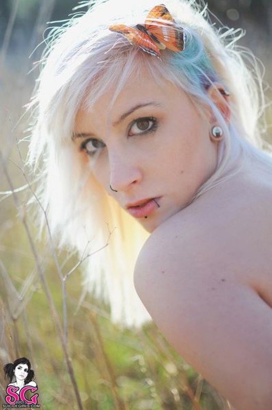 Татуированная блондинка оголила грудь в поле 7 фотография