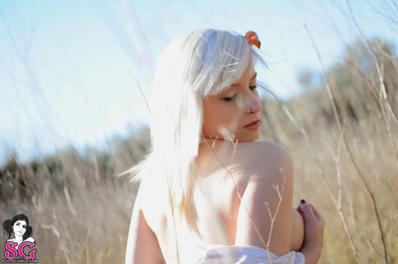 Татуированная блондинка оголила грудь в поле 11 фотография