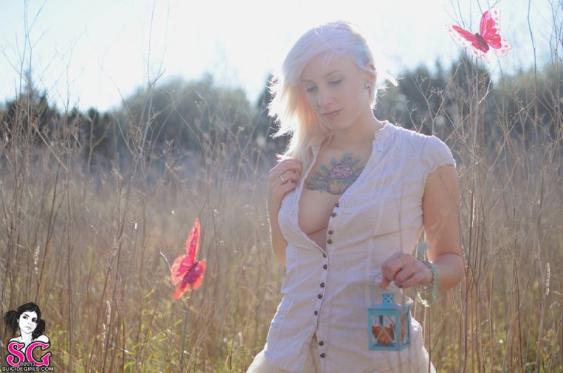 Татуированная блондинка оголила грудь в поле 13 фотография