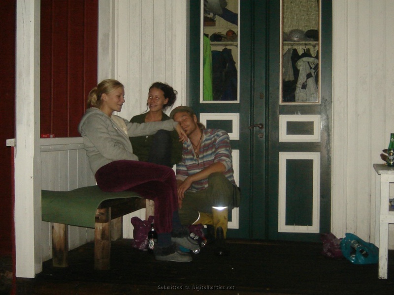 Пьяные девки показывают титьки на деревенской вечеринке 1 фотография
