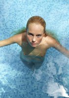 Голая потаскушка купается в бассейне 4 фото