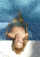 Голая потаскушка купается в бассейне 7 фото