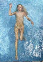 Голая потаскушка купается в бассейне 8 фото