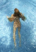Голая потаскушка купается в бассейне 12 фото