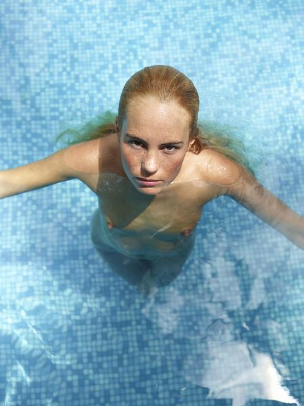 Голая потаскушка купается в бассейне 4 фотография