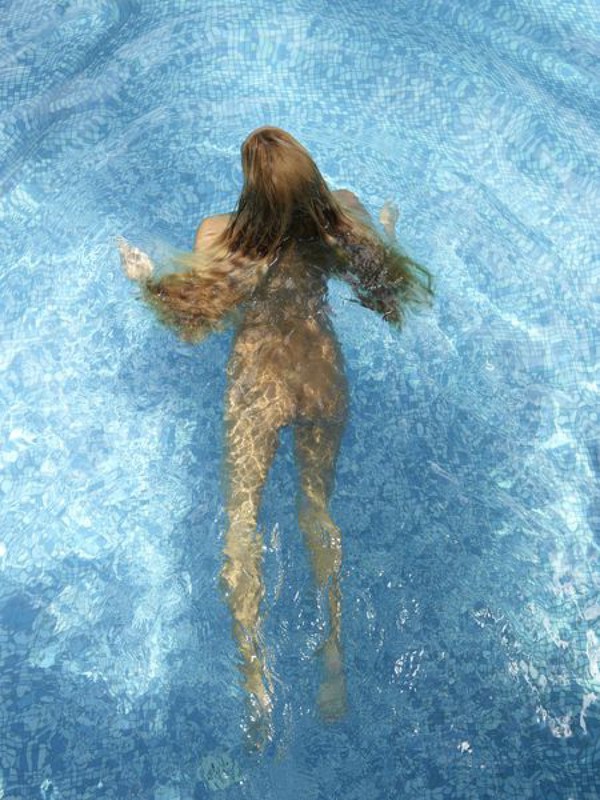 Голая потаскушка купается в бассейне 12 фотография