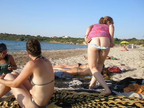 Девушки случайно засветили голые жопы на публике 19 фотография