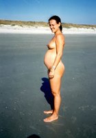 Беременные девушки в трусиках и без отдыхают на пляже 15 фото