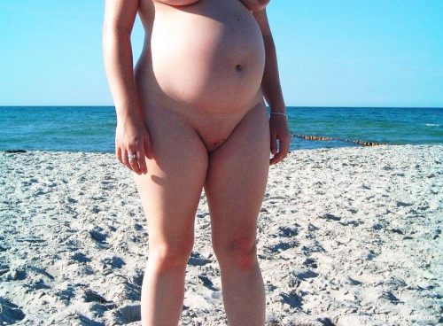 Беременные девушки в трусиках и без отдыхают на пляже 3 фотография