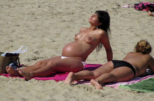 Беременные девушки в трусиках и без отдыхают на пляже 11 фотография