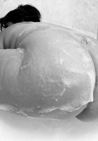 Толстухи красуются гигантскими сиськами в ванных комнатах 8 фото