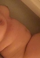 Толстухи красуются гигантскими сиськами в ванных комнатах 11 фотография