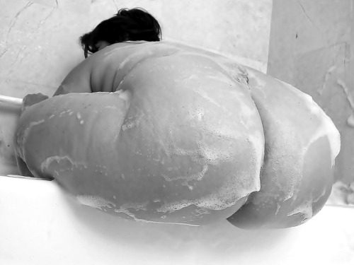 Толстухи красуются гигантскими сиськами в ванных комнатах 8 фотография