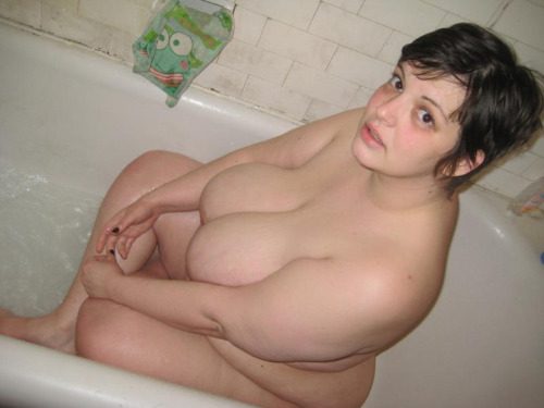 Толстухи красуются гигантскими сиськами в ванных комнатах 15 фотография