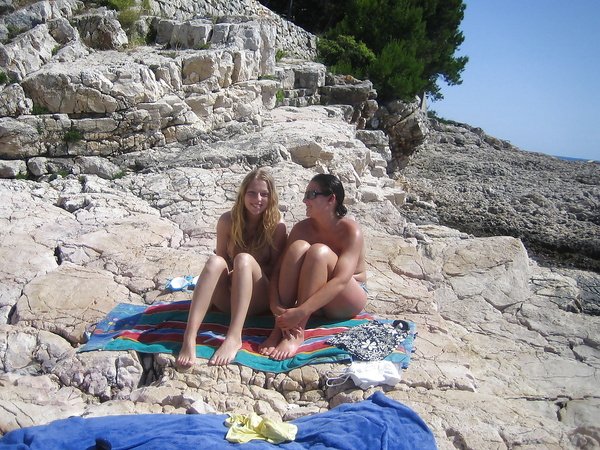 Во время летних отпусков молодые девушки не стесняются светить голыми титьками 17 фотография