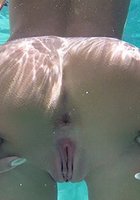 Подборка с голыми письками, которыми девушки светят под водой 11 фотография