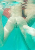 Подборка с голыми письками, которыми девушки светят под водой 14 фотография