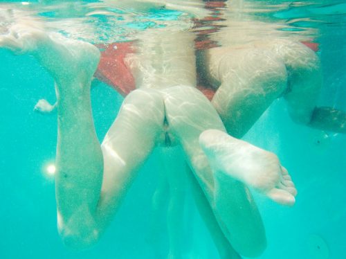 Подборка с голыми письками, которыми девушки светят под водой 14 фотография