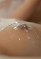 Девушки выставляют напоказ голые титьки покрытые свежей спермой 4 фото
