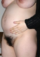 Беременные девушки разделись и показали волосатые письки 1 фото