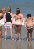 Стройные нудистки отдыхают на пляже без бикини 11 фото
