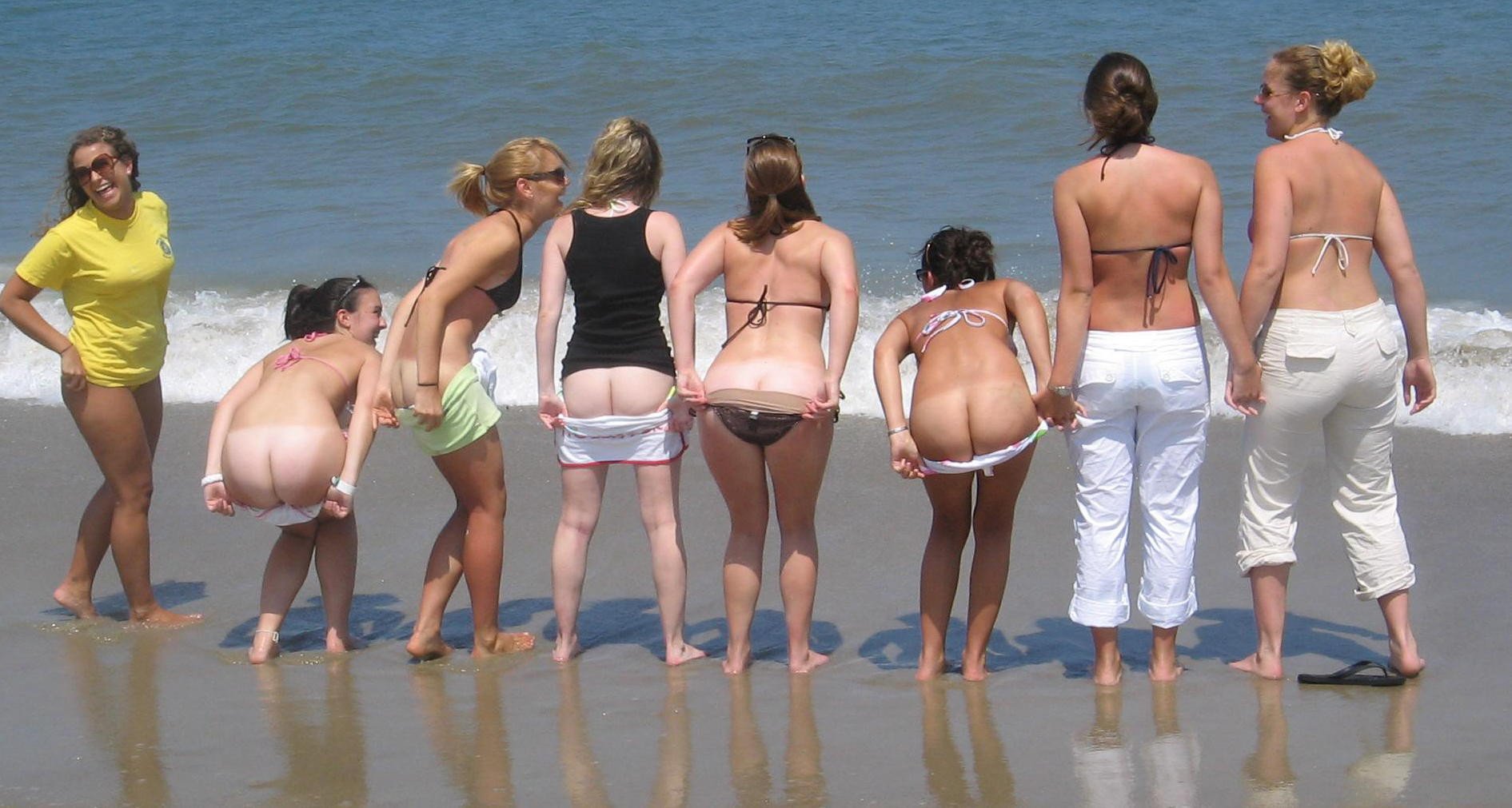 Стройные нудистки отдыхают на пляже без бикини 11 фотография