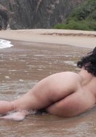 Девушки сняли купальники и проветрили бритые киски на пляже 2 фото