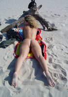 Девушки сняли купальники и проветрили бритые киски на пляже 9 фотография