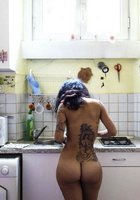 Длинноногие домохозяйки светят голыми попами на кухне 4 фотография