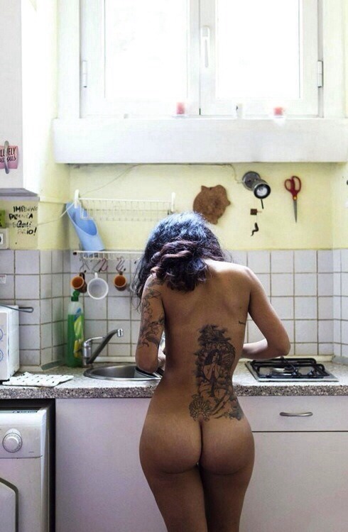 Длинноногие домохозяйки светят голыми попами на кухне 4 фотография